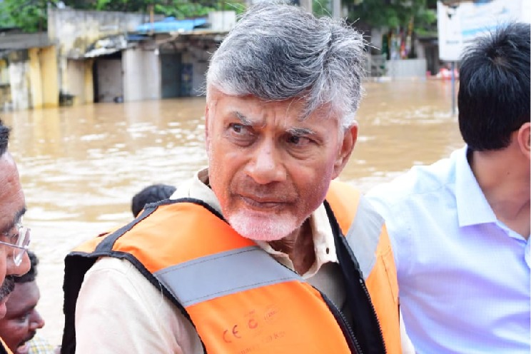జగన్ ఫీల్డ్‌లోకి వచ్చారని ఎద్దేవా చేసిన చంద్రబాబు, వైసీపీపై తీవ్ర విమర్శలు చేశారు. అమరావతి విషయంలో తప్పుడు ప్రచారం చేస్తున్నారని మండిపడ్డారు.