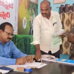 చిన్న శంకరంపేటలో ప్రజావాణి కార్యక్రమం నిర్వహించారు. భూ సమస్యలపై ఫిర్యాదులను స్వీకరించి, ప్రజలకు సమస్యలు పరిష్కరించేందుకు సూచనలు చేశారు.