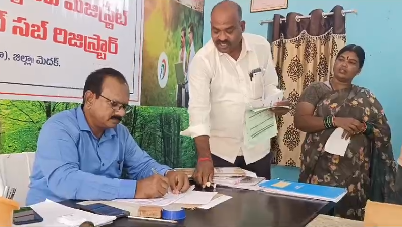 చిన్న శంకరంపేటలో ప్రజావాణి కార్యక్రమం నిర్వహించారు. భూ సమస్యలపై ఫిర్యాదులను స్వీకరించి, ప్రజలకు సమస్యలు పరిష్కరించేందుకు సూచనలు చేశారు.