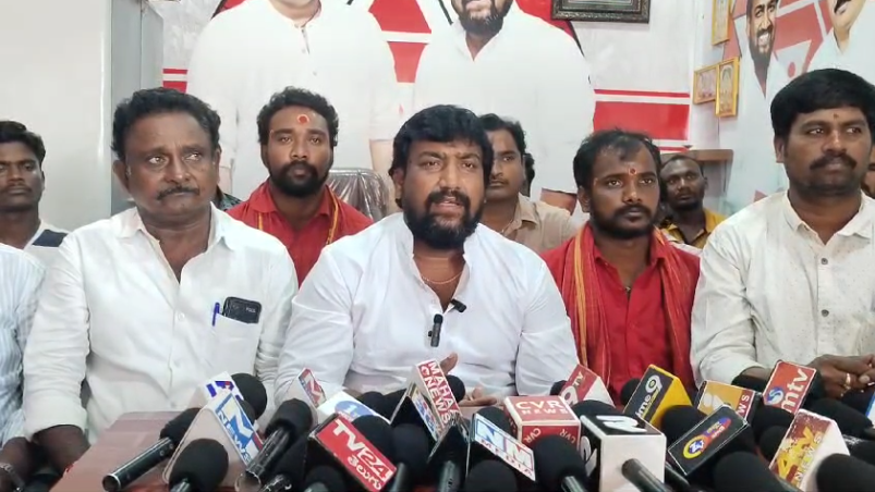 అనకాపల్లి జిల్లాలోని పాయకరావుపేటలో జనసేన పార్టీ రాష్ట్ర కార్యదర్శి బోడపాటి శివడత్, తిరుమల దేవస్థానం విషయంలో గత ప్రభుత్వానికి విమర్శలు చేశారు. 28న పాదయాత్ర కోసం పిలుపు ఇచ్చారు.