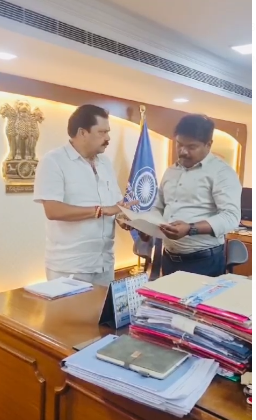 విశాఖలో ఏడుగుళ్ళ ప్రాంత అభివృద్ధి కోసం జనసేన నాయకులు వినతి పత్రం సమర్పించారు. డాక్టర్ కందుల నాగరాజు, ప్రజల ఆకాంక్షలు తీర్చే దిశగా చర్యలు తీసుకోవాలని కోరారు.