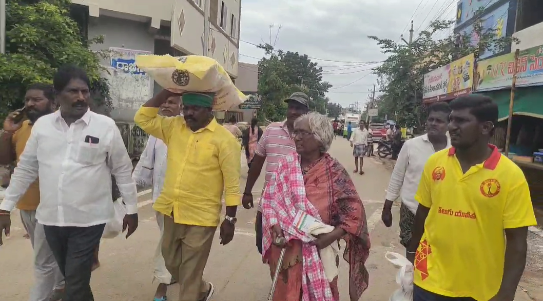 విజయవాడ రూరల్ మండలం అంబాపురం గ్రామం వరద ముంపు ప్రాంతంలో తిరువూరు MLA కొలికపూడి శ్రీనివాసరావు పర్యటించారు. వారు నిత్యవసర సరుకులు మరియు వరద సహాయంపై నేరుగా బాధితులతో మాట్లాడారు.