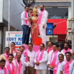 కామారెడ్డి పట్టణంలో బిఆర్ఎస్ పార్టీ సభ్యులు, తెలంగాణ తల్లి విగ్రహం కోసం పాలభిషేకం నిర్వహించారు. సచివాలయం ముందు రాజీవ్ గాంధీ విగ్రహం ఏర్పాటు చేయడాన్ని తీవ్రంగా వ్యతిరేకించారు