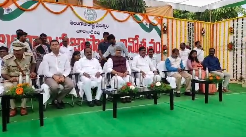 తెలంగాణ ప్రజా పాలన దినోత్సవ వేడుకలలో పాల్గొన్న స్పీకర్ గడ్డం ప్రసాద్ కుమార్ గారు జాతీయ జెండాను ఆవిష్కరించారు. వేడుకల్లో విద్యార్థుల దేశభక్తి గీతాలు ఆకట్టుకున్నాయి.