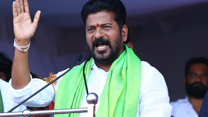 వరద ప్రభావిత ప్రాంతాల్లో పర్యటించిన తెలంగాణ సీఎం రేవంత్ రెడ్డి, కేసీఆర్ కుటుంబం వద్ద రూ. లక్ష కోట్లు ఉన్నాయని ఆరోపించి, వరద సహాయ నిధిగా రూ. 2 వేల కోట్లు ఇవ్వాలని డిమాండ్ చేశారు.