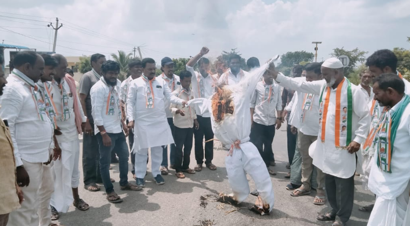 బీజేపీ మాజీ ఎమ్మెల్యే తన్విదర్ సింగ్ అనుచిత వ్యాఖ్యలపై మండలంలోని మాంజ్రి గ్రామంలో కాంగ్రెస్ పార్టీ నేతలు, కార్యకర్తలు దిష్టిబొమ్మ దహనం చేశారు.