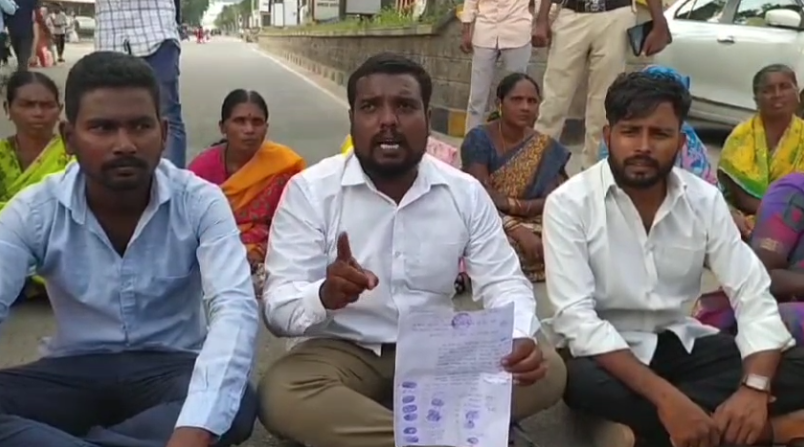 కామారెడ్డి జిల్లా రామారెడ్డి మండలంలోని ఉప్పల్ వాయి గ్రామస్తులు కొత్త బస్టాండ్ ముందు ధర్నా నిర్వహించి, వారి గ్రామానికి బస్సు సేవలు పునరుద్ధరించాలని డిమాండ్ చేశారు. గత పది నెలలుగా గ్రామానికి బస్సు రాకపోవడం వలన ప్రజలు తీవ్ర ఇబ్బందులకు గురవుతున్నారు.