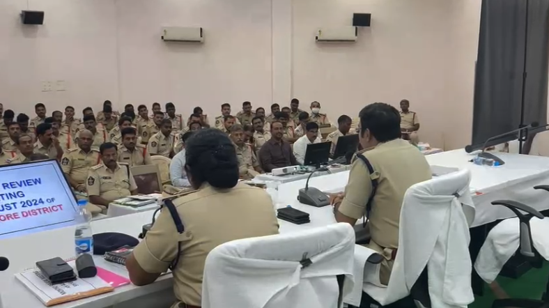 గుంటూరు రేంజ్ IG మరియు జిల్లా SP వద్ద, నెలవారీ నేర సమీక్షా సమావేశం నిర్వహించబడింది. ఈ సమావేశంలో నేరాల నివారణ, శాంతిభద్రతలు, మరియు మిస్సింగ్ కేసులపై చర్చించారు.