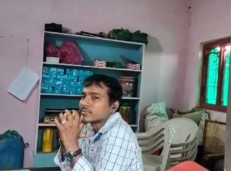 అశ్వారావుపేట నియోజకవర్గంలోని రాచులపల్లి పంచాయతీలో సెక్రటరీ రంగుల రవి విధుల్లో నిర్లక్ష్యం వహించడం గ్రామస్తుల ఆగ్రహానికి కారణమైంది. సెక్రటరీని పంచాయతీ ఆఫీసులో నిర్బంధించారు.