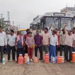 ఇచ్చోడ మండలంలో పాడి రైతులు బిల్లులు చెల్లించకపోవడంతో నిరసన తెలిపారు. వారు రోడ్డు మీద పాలు పారబోసి రాస్తారోకో నిర్వహించారు.