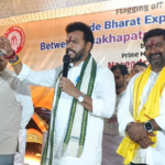 : పార్వతీపురం జిల్లా వందే భారత్ ఎక్స్ప్రెస్ ప్రారంభం సందర్భంగా, కింజరాపు రామ్మోహన్ నాయుడు, ఎమ్మెల్యే విజయచంద్ర, ఎమ్మెల్యే తోయక జగదీశ్వరి కలిసి జండా ఊపి ప్రారంభించారు