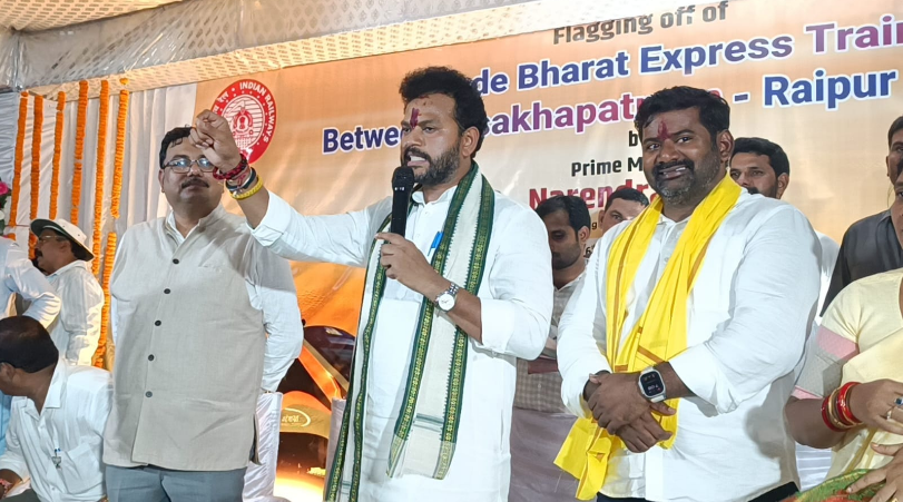 : పార్వతీపురం జిల్లా వందే భారత్ ఎక్స్ప్రెస్ ప్రారంభం సందర్భంగా, కింజరాపు రామ్మోహన్ నాయుడు, ఎమ్మెల్యే విజయచంద్ర, ఎమ్మెల్యే తోయక జగదీశ్వరి కలిసి జండా ఊపి ప్రారంభించారు