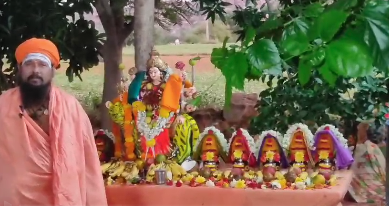 దొడ్డనగిరి గ్రామంలో ప్రత్యంగిరి హోమం నిర్వహించారు. శ్రీ బం బం రామదాసుల స్వామి స్వరంలో భక్తులకు అద్భుత ఫలితాలను అందించడంపై పూజా కార్యక్రమం జరిగింది.
