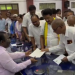 విజయనగరం నియోజకవర్గం పార్టీ నాయకులు, జిల్లా కలెక్టర్ వద్ద ప్రజా సమస్యల పరిష్కారం కోసం వినతిపత్రం సమర్పించారు. అండర్ పాస్ నిర్మాణం పూర్తి చేయాలనే కోరుతూ, భూ రీ-సర్వేలోని లోపాల పరిష్కారానికి చర్యలు తీసుకోవాలని డిమాండ్ చేశారు.