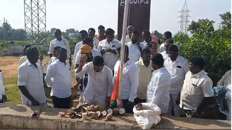 చిన్న శంకరంపేటలో తెలంగాణ ప్రజాపాల దినోత్సవం సందర్భంగా జాతీయ జెండా ఎగరవేసి, అమరవీరులకు నివాళులర్పించారు. కాంగ్రెస్ పార్టీ నాయకులు రుణమాఫీ, పేదల సంక్షేమ పథకాలపై ప్రసంగించారు.