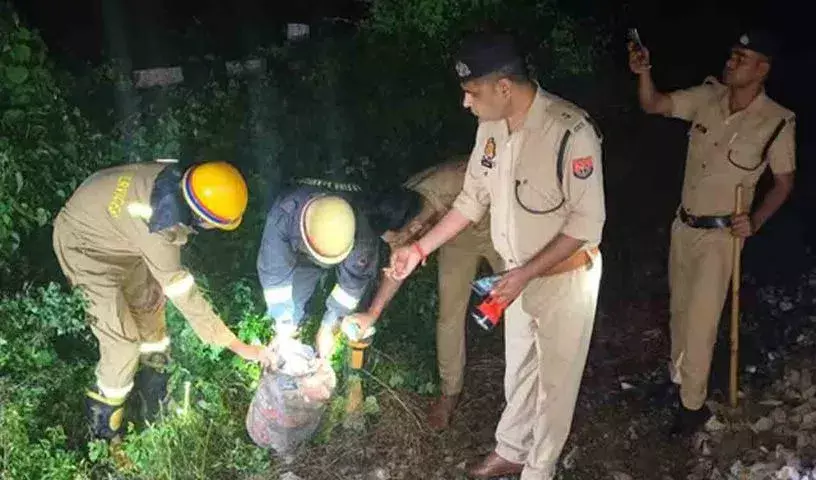 కాళింది ఎక్స్‌ప్రెస్‌ ట్రాక్‌పై సిలిండర్ ఉంచిన వ్యక్తుల వల్ల ప్రమాదం తప్పింది. లోకోపైలట్‌ సమయస్పూర్తితో ఎమర్జెన్సీ బ్రేక్ వేసి రైలు నిలిపాడు.