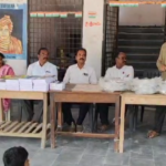 స్నేహితుడు కరుణాకర్ జ్ఞాపకార్థంగా 2014-15 బ్యాచ్ స్నేహితులు విద్యార్థులకు ప్లేట్లు, పుస్తకాలు అందించి, ఐదు నిమిషాలు మౌనం పాటించారు.