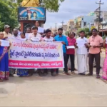 ఆంధ్రప్రదేశ్‌లో స్టీల్ ప్లాంట్ ప్రైవేటీకరణను ఆపాలని డిమాండ్ చేస్తూ, బద్వేల్ పూలే విగ్రహం వద్ద DYFI ప్రజా సంఘాల నాయకులు ఆందోళన చేశారు.