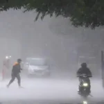 తెలంగాణలో వచ్చే రెండు రోజుల పాటు భారీ వర్షాలు, ఉరుములు, గాలులు కురిసే అవకాశం ఉందని వాతావరణ కేంద్రం హెచ్చరించింది. పలు జిల్లాల్లో అశాంతి.