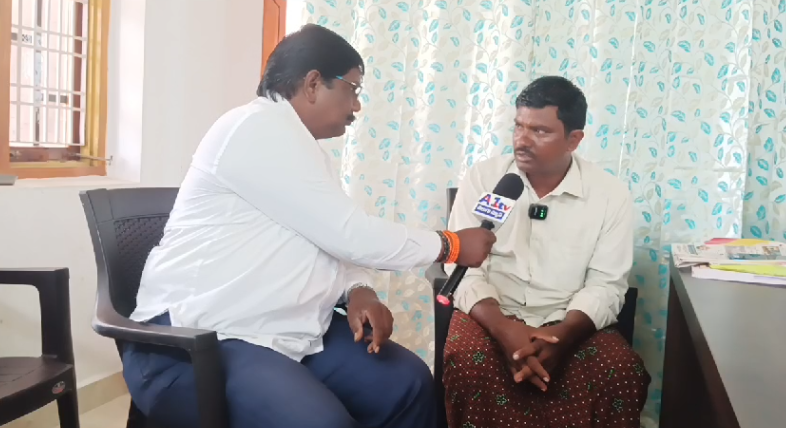 ఎన్టీఆర్ జిల్లా తిరువూరు నియోజకవర్గంలో అట్ల ప్రగడ గ్రామంలో నరేడ్ల వీరారెడ్డి భూమిని ఆక్రమించినట్లు ఆరోపణలపై వేంపాటినాగేష్ కుమారుడు వేంపాటిరవి మీడియా ముఖంగా స్పందించారు.