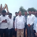 ఖమ్మం జిల్లా పాలేరు జలాశయంలో పునర్నిర్మాణ పనులను మంత్రి తుమ్మల నాగేశ్వరరావు పరిశీలించారు. భారీ వర్షాలకు జరిగిన దెబ్బలను తొలగించేందుకు అవశ్యక చర్యలు తీసుకోవాలని ఆదేశించారు.