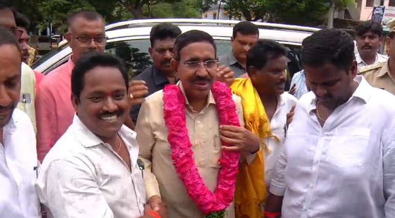 100 రోజుల్లో అద్భుత పాలన అందించిన ముఖ్యమంత్రి చంద్రబాబునాయుడుని ప్రజలు ప్రశంసిస్తున్నారు అని మంత్రి నారాయణ తెలిపారు. ప్రజా సంక్షేమ కార్యక్రమాలు కొనసాగుతున్నాయి.