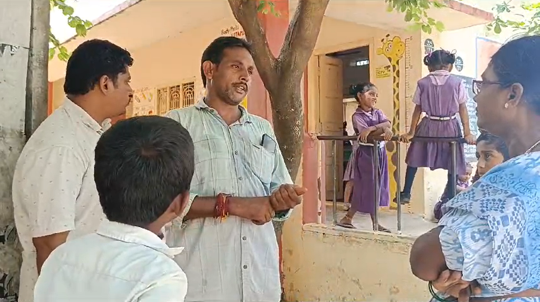 సీతారాంపురం ప్రాథమిక పాఠశాలలో మధ్యాహ్న భోజన పథకం ద్వారా సరఫరా చేసే ఆహారం నాణ్యతలో లోపం, పిల్లల ఆరోగ్యంపై ప్రతికూల ప్రభావం కలిగించడంతో తల్లిదండ్రుల ఆందోళన.