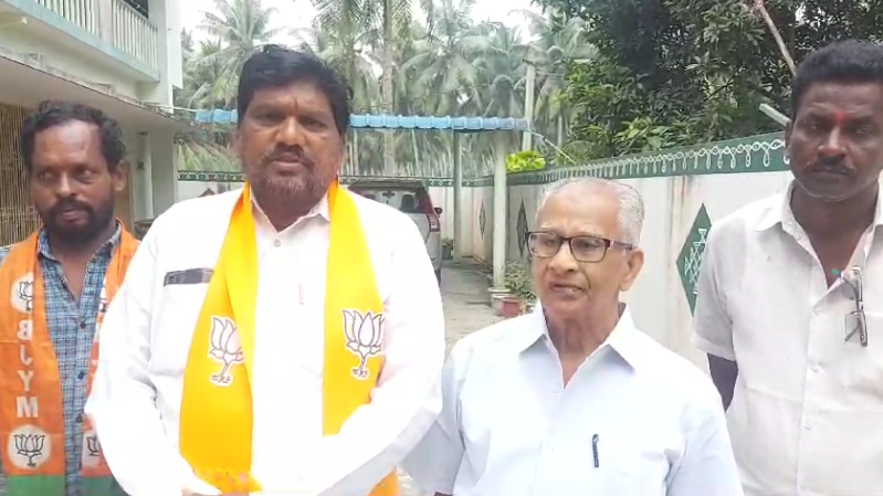 తిరుపతి లడ్డు అపవిత్ర ఘటనపై విచారణ జరపాలని భాజపా నేత మానేపల్లి అయ్యాజీ వేమా డిమాండ్. టీటీడీ, వైసీపీ నేతలపై చర్యలు తీసుకోవాలని సూచించారు.