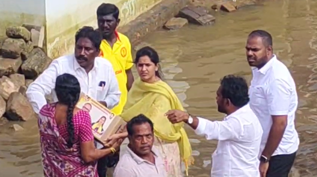 సీఎం చంద్రబాబు నాయుడు వరద బాధితులకు అండగా నిలుస్తూ, వారి సంక్షేమానికి కట్టుబడినట్లు అన్నారు. ఆయన సూచనలతో, సేవా కార్యక్రమంలో పాల్గొంటున్నామని ప్రకటించారు.