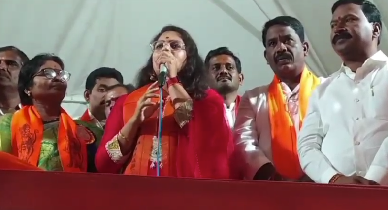 కామారెడ్డి మున్సిపల్ చైర్ పర్సన్ గడ్డం ఇందుప్రియ గణేష్ నిమజ్జన శోభయాత్ర కోసం భారీ బందోబస్తు ఏర్పాటు చేశారు. ప్రజల సౌకర్యం కోసం పెద్ద ఎత్తున గేట్లను ఏర్పాటు చేసి, రెండు క్రేన్లతో నిమజ్జన నిర్వహిస్తున్నారు.