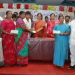 సబిత ఇంద్రారెడ్డి మహేశ్వరం నియోజకవర్గంలో 128 మందికి కళ్యాణ లక్ష్మి, షాదీ ముబారక్ చెక్కులు అందించి, అభివృద్ధి నిధులను విడుదల చేయాలని ప్రభుత్వాన్ని డిమాండ్ చేశారు.