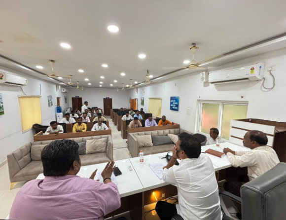 పీర్జాదిగూడ మున్సిపల్ కార్యాలయంలో మేయర్ అమర్ సింగ్ సమీక్ష సమావేశం నిర్వహించారు. వాతావరణ హెచ్చరికల నేపథ్యంలో, ప్రజలకు సేవలు అందించేందుకు అందుబాటులో ఉండాలని సూచించారు.