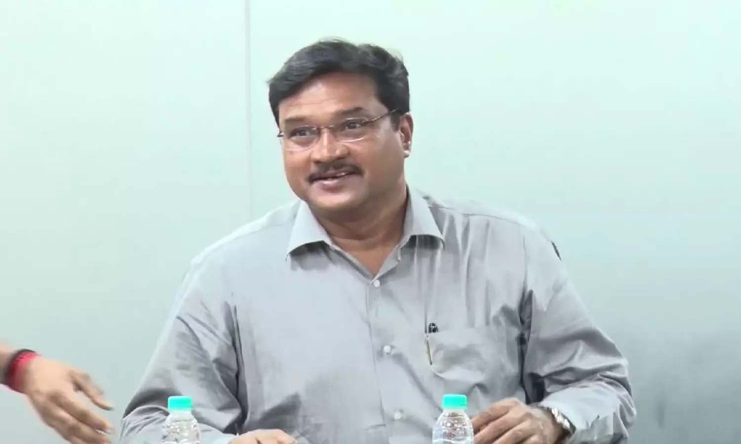 సీఎం రేవంత్ రెడ్డి, హెచ్ఎండీఏ పరిధిలో చెరువుల పరిరక్షణ కోసం ఐపీఎస్ అధికారి రంగనాథ్‌ను లేక్స్ ప్రొటెక్షన్ కమిటీ ఛైర్మన్‌గా నియమించనున్నట్లు సమాచారం.