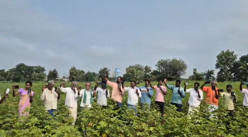 ముఖ్ర కె గ్రామంలో రైతులు తమ పట్టా పాస్ బుక్‌లతో సెల్ఫీ వీడియోలు తీసుకుని రుణమాఫీ కోసం ప్రభుత్వం వద్ద డిమాండ్ చేస్తున్నారు.
