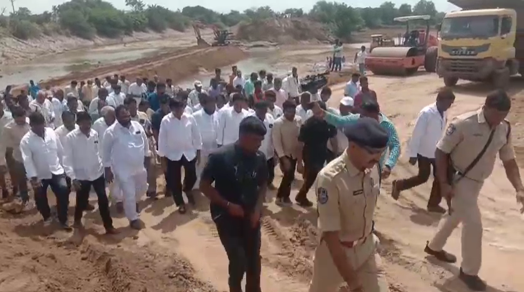 ఖమ్మం జిల్లా కూసుమంచి మండలంలో రెవిన్యూ శాఖ మంత్రి పొంగులేటి శ్రీనివాసరెడ్డి, వరద కారకమైన పరిస్థితులపై పర్యటన చేసి, పునరుద్ధరణ చర్యలను ప్రారంభించారు.