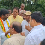 వరద ప్రభావిత ప్రాంతాల్లో పర్యటించిన కోండ్రు మురళీమోహన్, పంటనష్టం నివేదికను సీఎం దృష్టికి తీసుకువెళ్తామని రైతులకు హామీ ఇచ్చారు.