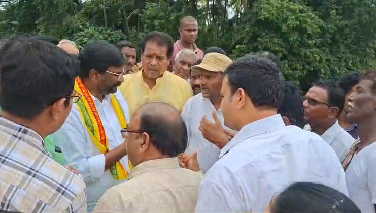 వరద ప్రభావిత ప్రాంతాల్లో పర్యటించిన కోండ్రు మురళీమోహన్, పంటనష్టం నివేదికను సీఎం దృష్టికి తీసుకువెళ్తామని రైతులకు హామీ ఇచ్చారు.