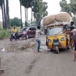 ఆదోని మండలం రోడ్డు బురదగా మారి రైతులు, వాహనదారులు ఇబ్బందులు ఎదుర్కొంటున్నారు. రోడ్ల మరమ్మత్తులు చేసి సురక్షిత రవాణా సౌకర్యం అందించాలంటున్నారు.
