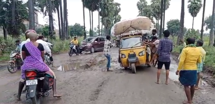 ఆదోని మండలం రోడ్డు బురదగా మారి రైతులు, వాహనదారులు ఇబ్బందులు ఎదుర్కొంటున్నారు. రోడ్ల మరమ్మత్తులు చేసి సురక్షిత రవాణా సౌకర్యం అందించాలంటున్నారు.