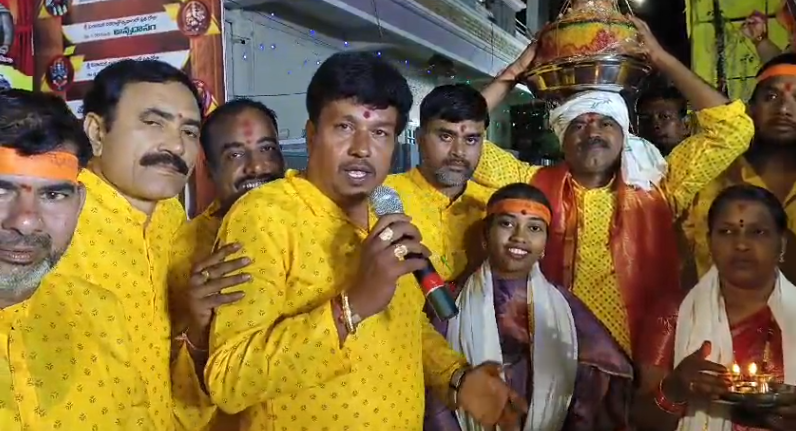 గజ్వేల్ బ్రిలియంట్ స్కూల్ వెనకాల సరస్వతి యూత్ ఆధ్వర్యంలో ఘనంగా గణపతి పూజలు నిర్వహించబడ్డాయి. లడ్డు వేలంలో మచ్చ సువర్ణ శ్రీనివాస్ దంపతులు 1,81,116 రూపాయలకు గణపతి లడ్డు కొనుగోలు చేశారు.