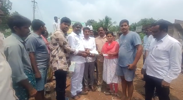 మహబూబాబాద్ జిల్లాలో వరదల బాధితులకు కిసాన్ పరివార్ సంస్థ ద్వారా చెక్కుల రూపంలో ఆర్థిక సహాయం, బోర్లు సాంక్షన్ చేయడం వంటి సేవలు అందించారు.
