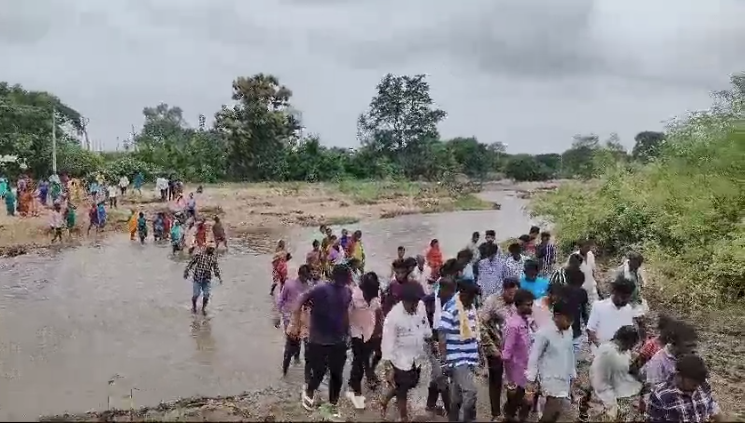 రెంకొని వాగు వంతెన కొట్టుకుపోవడంతో రోడ్డు మూసుకుపోయి, గాంధీనగర్ వాసులు వాగు దాటుకొని దాహనసంస్కారాలకు వెళ్లిన విషాద ఘటన.