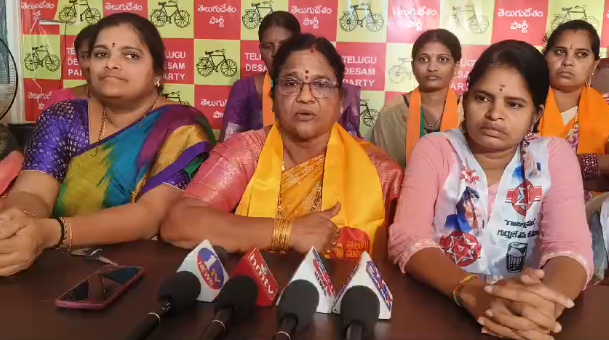 విజయలక్ష్మి, సాక్షి పత్రికలో మహిళలను అవమానించడాన్ని తీవ్రంగా ఖండించారు. ఆమె వ్యాఖ్యలు, మీడియా మరియు రాజకీయ నాయకుల సైద్ధాంతిక అభిప్రాయాలను ప్రతిబింబిస్తాయి.