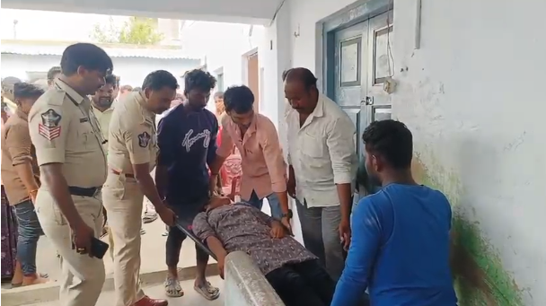 నరసరావుపేట హార్డ్ హైస్కూల్ లో 14 ఏళ్ల పల్లపు జయలక్ష్మి హాస్టల్ రూములో ఉరేసుకుని ఆత్మహత్య చేసింది. ఆమె స్వగ్రామం వడ్లమూడివారిపాలెం. ఈ ఘటనపై పోలీసులు కేసు నమోదు చేసి దర్యాప్తు చేస్తున్నారు.