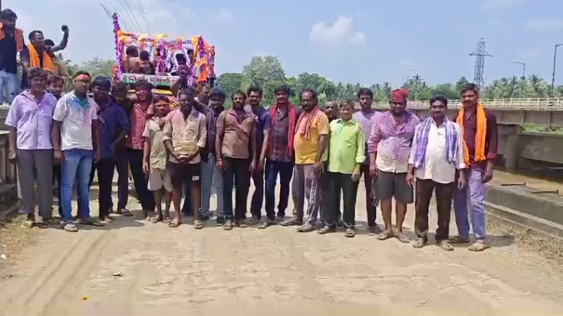 లంకల గన్నవరం గ్రామంలో వినాయక చవితి ఉత్సవం ఘనంగా జరిగింది. స్వామివారి నిమజ్జనంతో పాటు ఊరేగింపు, యువత డాన్సులు, పవిత్ర గోదావరి నదిలో నిమజ్జనం నిర్వహించారు.