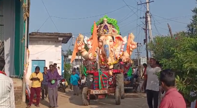 నిర్మల్ జిల్లా ఖానాపూర్‌లో వినాయక నవరాత్రి ఉత్సవాల్లో 11 రోజులపాటు ప్రత్యేక పూజలు జరుపుకొన్న గణపతులు, 17 మండపాల నుండి 17 గణపతులతో సాయంత్రం శోభాయాత్ర ప్రారంభమై గంగమ్మ ఒడిలో నిమజ్జనం అవుతున్నారు.