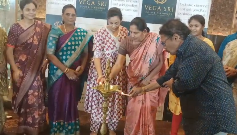 నెల్లూరులోని మినర్వా గ్రాండ్ హోటల్‌లో ప్రారంభమైన వేగా శ్రీ జ్యువెలరీ ఎగ్జిబిషన్, ప్రత్యేక నమూనాలను ప్రదర్శిస్తూ ప్రజల ఆదరణను పొందింది.