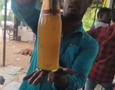 తెలంగాణ వైన్స్‌లో ఫంగస్ కలకలం. యాత్రికులు తాగే కాటన్ బీర్లలో ఫంగస్ కనబడటంతో ఒకరు వాంతులు చేసుకున్నారు. నిర్లక్ష్యంగా స్పందించిన నిర్వాహకులపై ఆందోళన వ్యక్తమైంది.