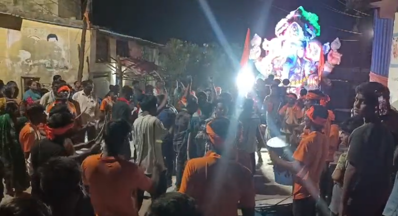 ఖానాపూర్ పట్టణంలో గణేష్ శోభాయాత్ర వైభవంగా నిర్వహించబడుతోంది. బ్యాండు మేళలతో, డిజే సప్పుల్లతో యువతులు నృత్యాలు చేస్తూ కోలాలు వేస్తున్నారు. ఎలాంటి అవాంచనీయ సంఘటనలు జరగకుండా పోలీసులు పటిష్ట బందోబస్తు ఏర్పాటుచేశారు.