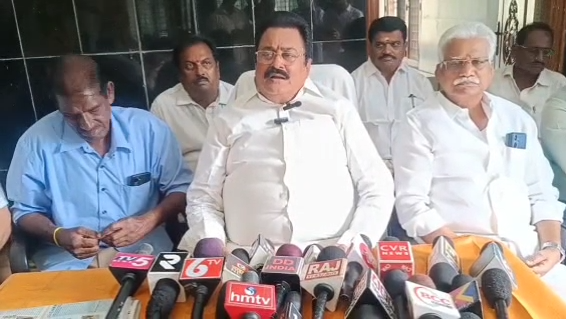 శ్రీకాళహస్తి మాజీ ఎమ్మెల్యే ఎస్సీవీ నాయుడు, తిరుమల లడ్డు ప్రసాదంలో ఆవు, చేపల కొవ్వు వినియోగంపై స్పందిస్తూ, ఆలయాల్లో కల్తీ నెయ్యి వ్యవహారాన్ని ఆరోపించారు.